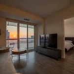 Luxury Condo W/Mesmerizing Sunset Views & Free Parking